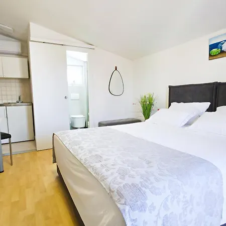 Apartmani Tri Ferala - Pakoštane Esterno foto