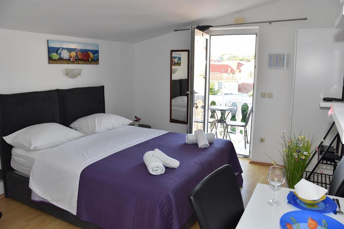 Tri Ferala -