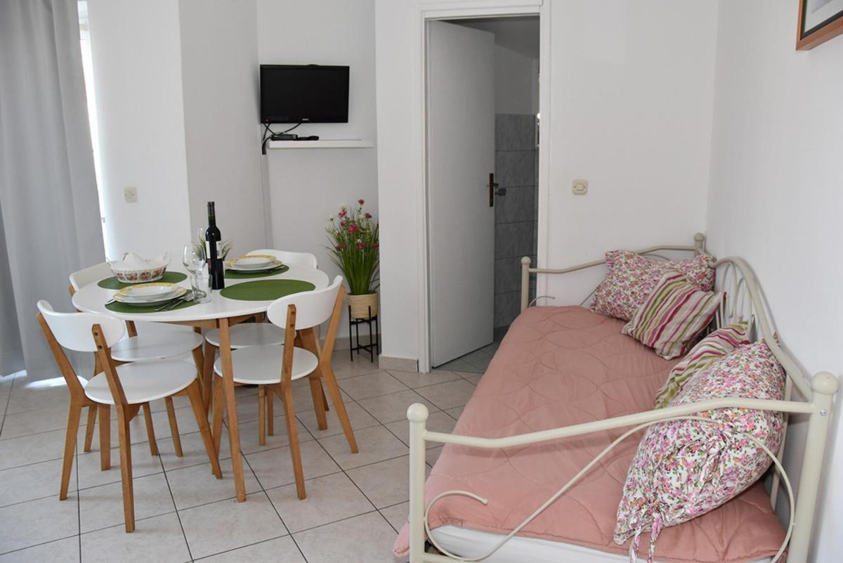 Tri Ferala -