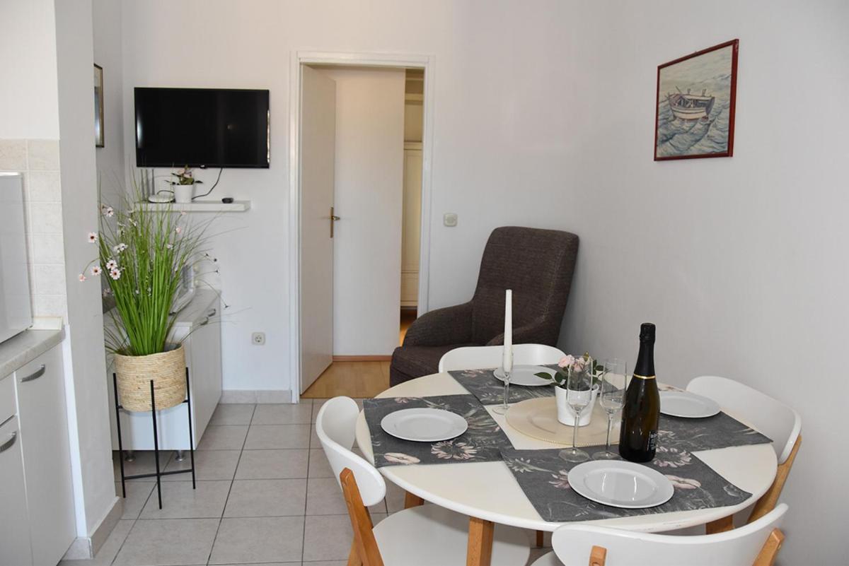 Tri Ferala - Apartment Pakostane