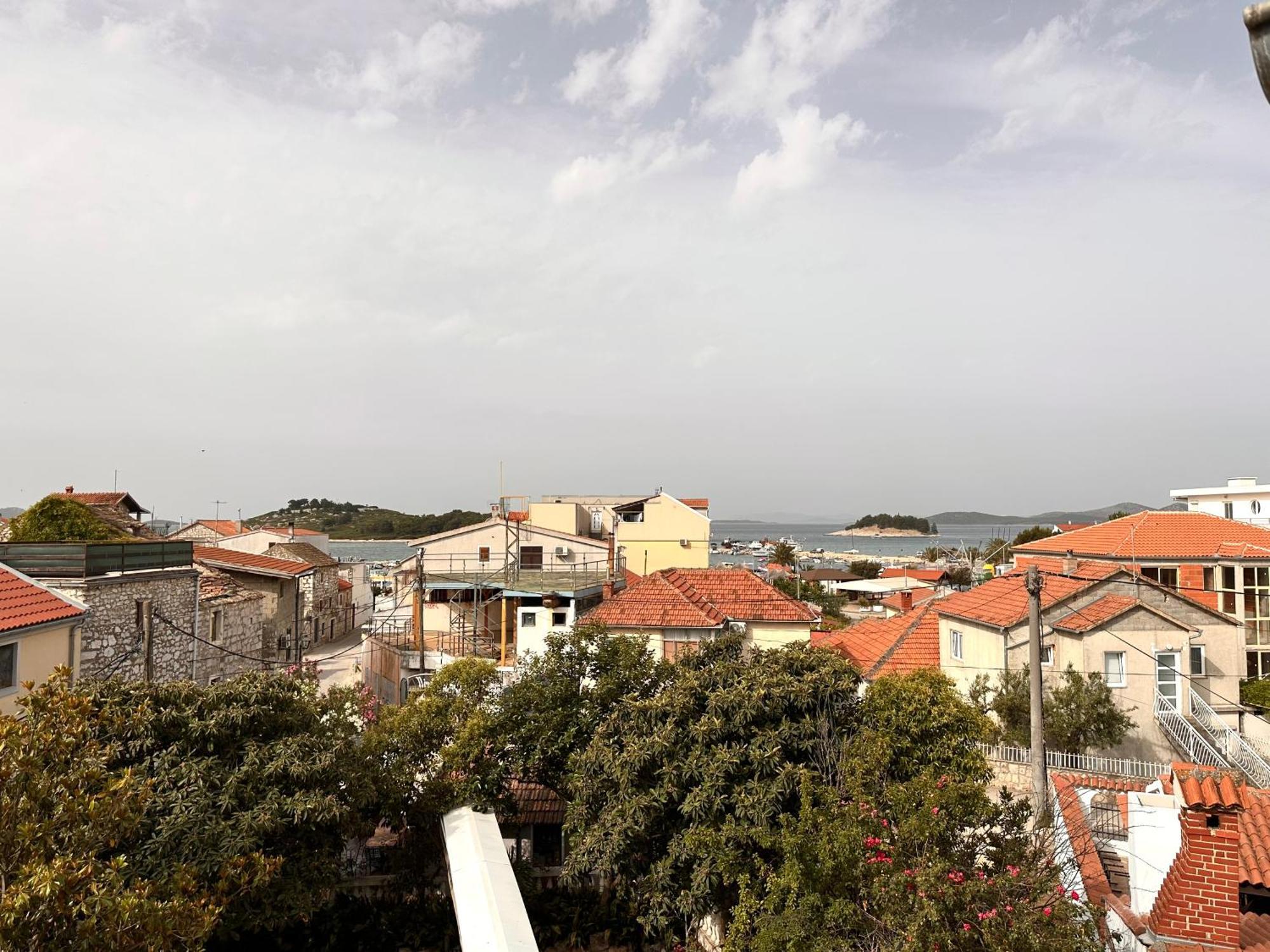 Tri Ferala - Apartment Pakostane