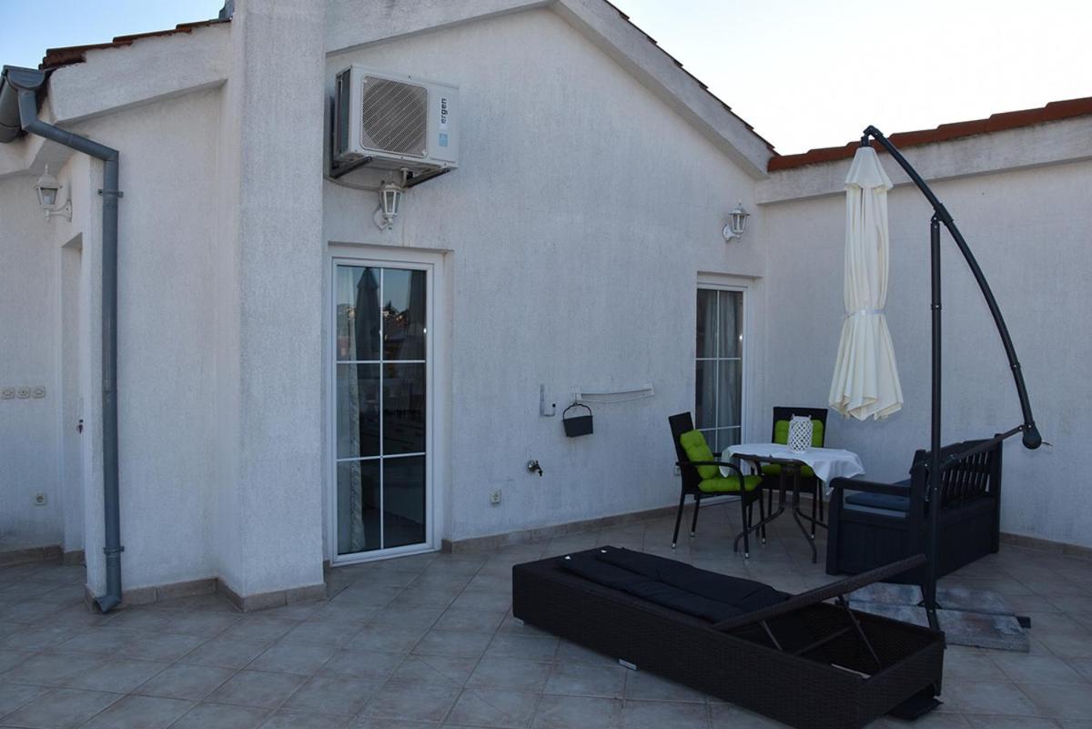 Tri Ferala - Apartment Pakostane