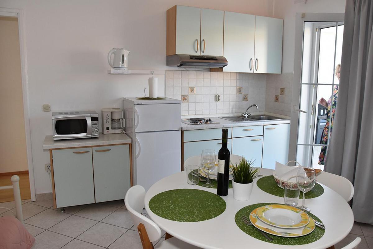Tri Ferala - Apartment Pakostane